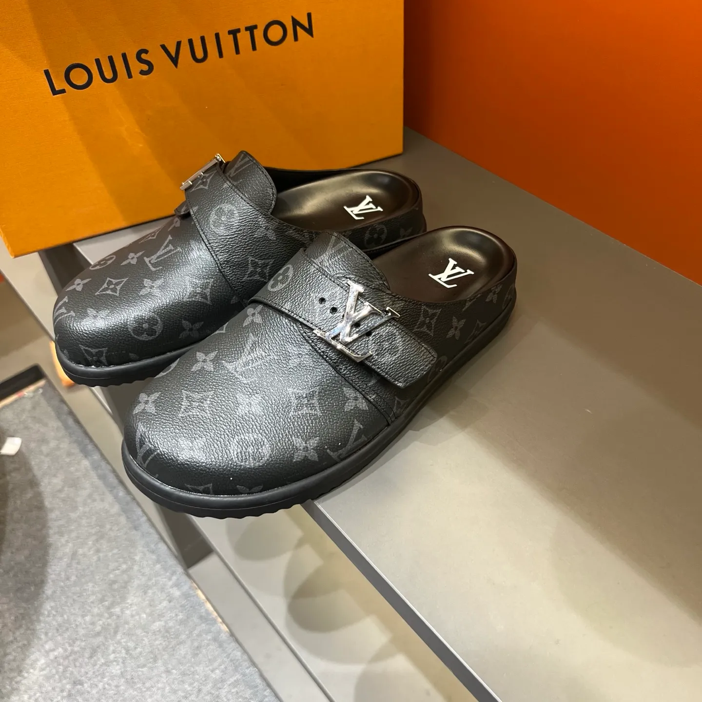 P340, LV Easy 2025 new men's casual sandals, made of suede cow leather, with Monogram pattern to highlight the trendy style. Adjustable straps illuminated with LV letters, while a resilient insole and micro outsole provide lightweight comfort. Made of suede cow leather with embossed Monogram pattern and brand element metal hardware✅Adjustable straps➕Tough insole‼ ️Micro outsole. Comfortable and easy to wear‼ ️ 38-45 (45 customized)